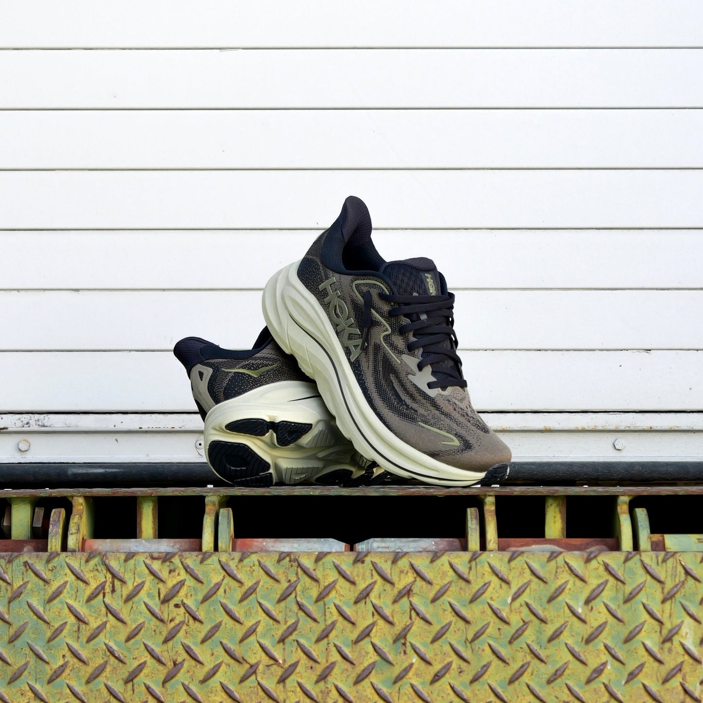 Mens HOKA Clifton 10 (Dark Roast/Black)