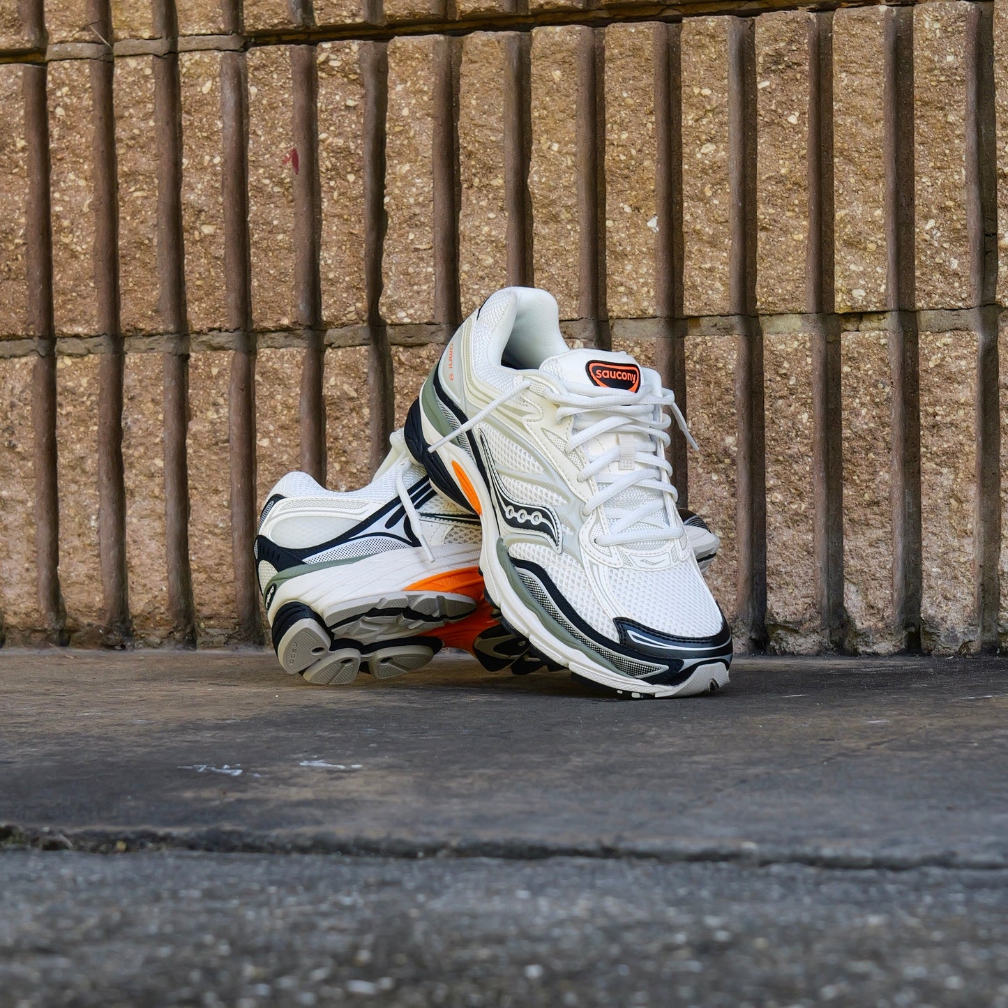 Mens Saucony ProGrid Omni 9 (White/Tumeric)