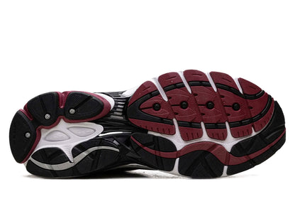 Saucony Progrid Omni 9 in White / Red