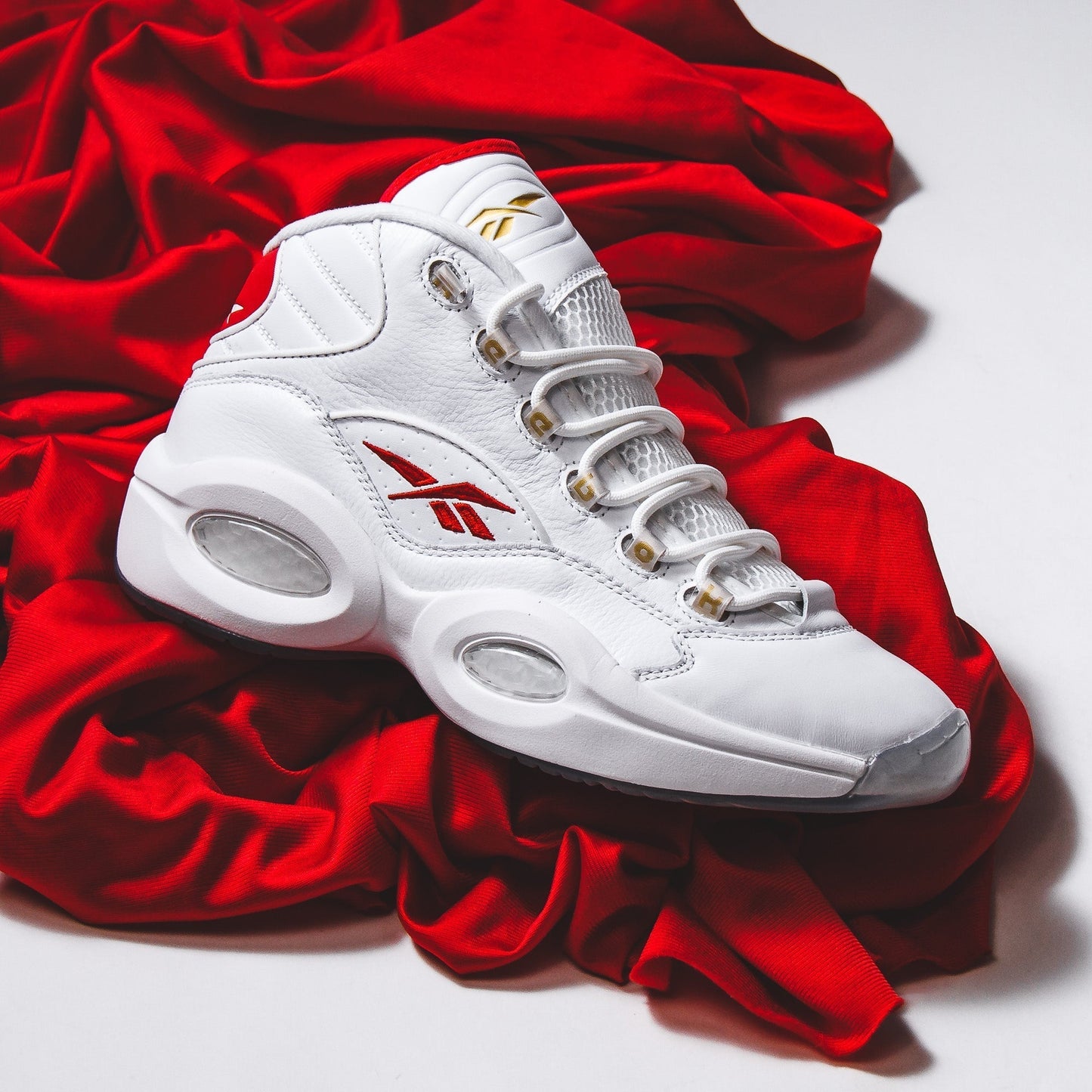 Reebok Classics Basketball Men Question Mid Allen Iverson Dr J #6 White Red GX0230