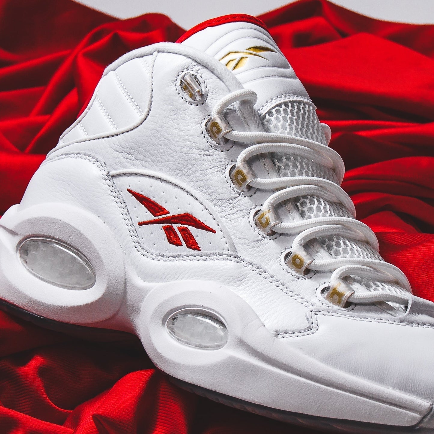 Reebok Classics Basketball Men Question Mid Allen Iverson Dr J #6 White Red GX0230